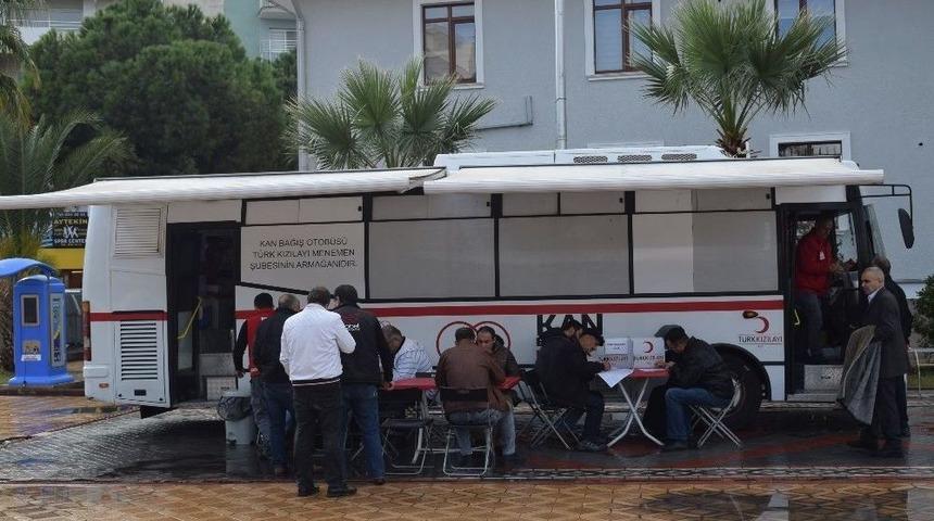 Menemen&rsquo;de Kızılay&rsquo;a B&uuml;y&uuml;k İlgi