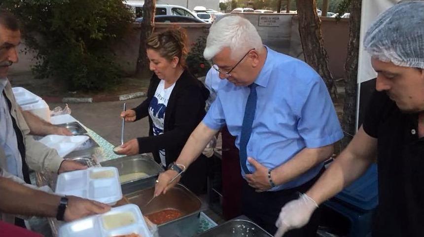 İftar Yemeklerini Başkan Rasim Yüksel Servis Etti