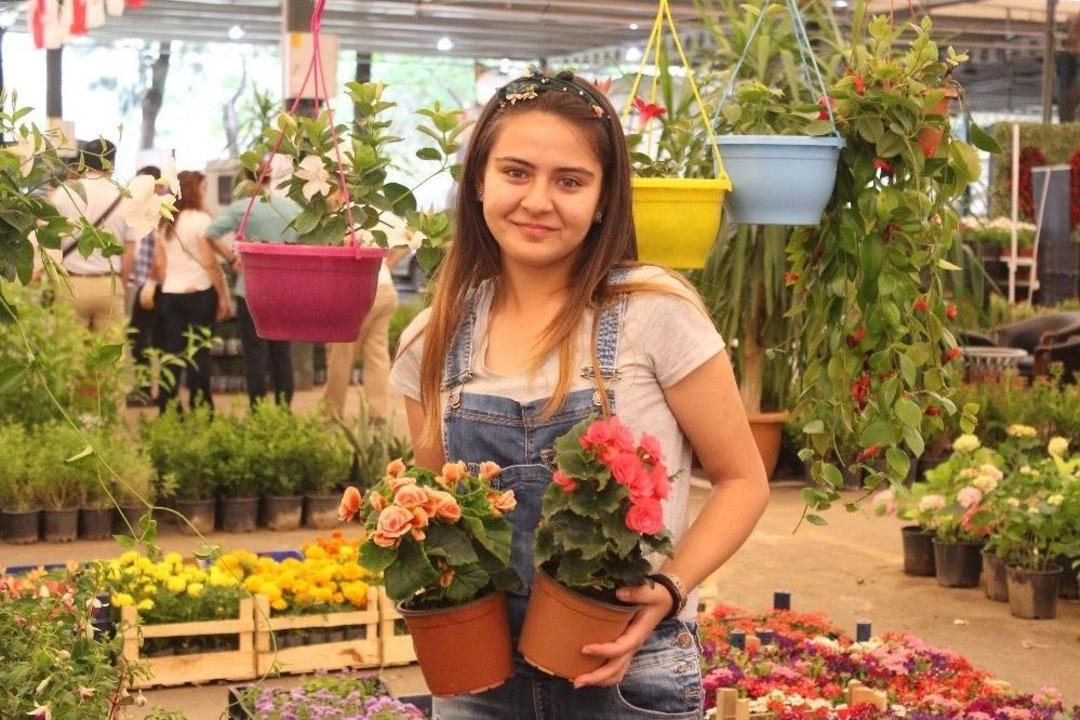 Karşıyaka &Ccedil;i&ccedil;ek A&ccedil;tı