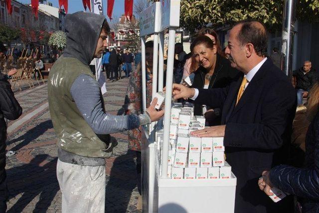 Edirne Belediyesi 10 Bin Kutu Kandil Simidi Dağıttı