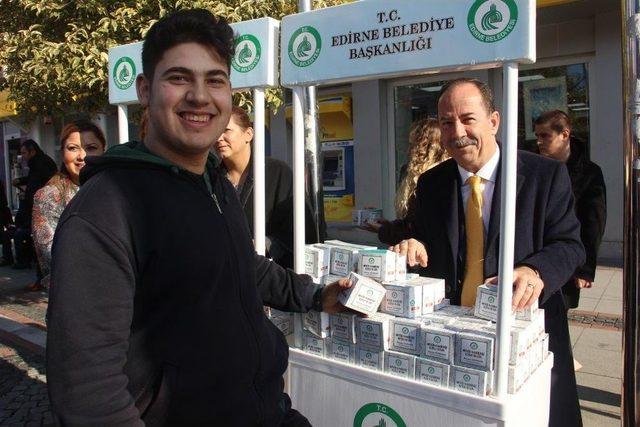 Edirne Belediyesi 10 Bin Kutu Kandil Simidi Dağıttı