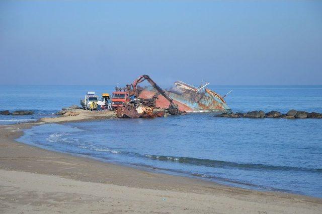 Sakarya’da Karaya Oturan ‘yiğithan’ İsimli Gemi Kaldırılıyor