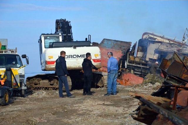 Sakarya’da Karaya Oturan ‘yiğithan’ İsimli Gemi Kaldırılıyor