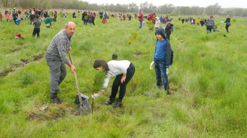 İlkokul &Ouml;ğrencilerinden K&uuml;&ccedil;&uuml;k Eller Fidan Diker Projesi