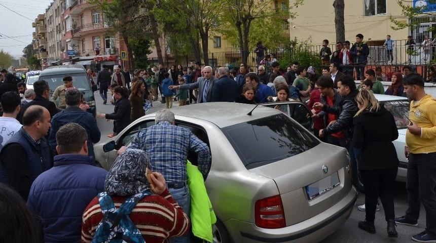 Milas&rsquo;ta Trafik Kazası, Yaralanan &Ouml;ğrenci Hastaneye Kaldırıldı