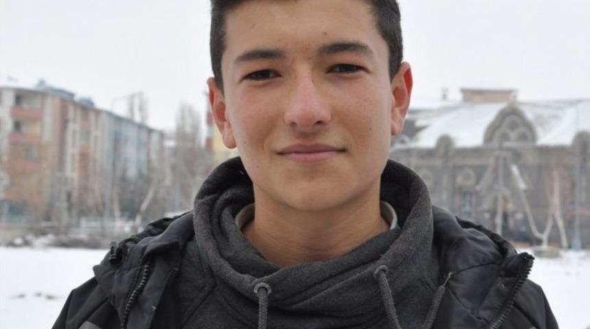 Kafasına Buz K&uuml;tlesi D&uuml;şen Lise &Ouml;ğrencisi Taburcu Edildi