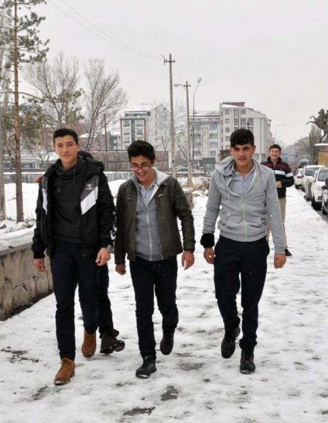 Kafasına Buz Kütlesi Düşen Lise Öğrencisi Taburcu Edildi