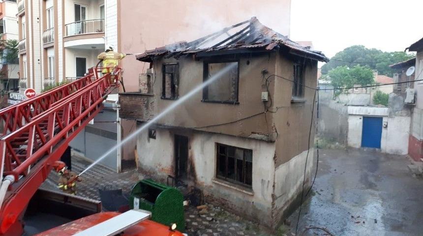 Ahşap Bina Alevlere Teslim Oldu