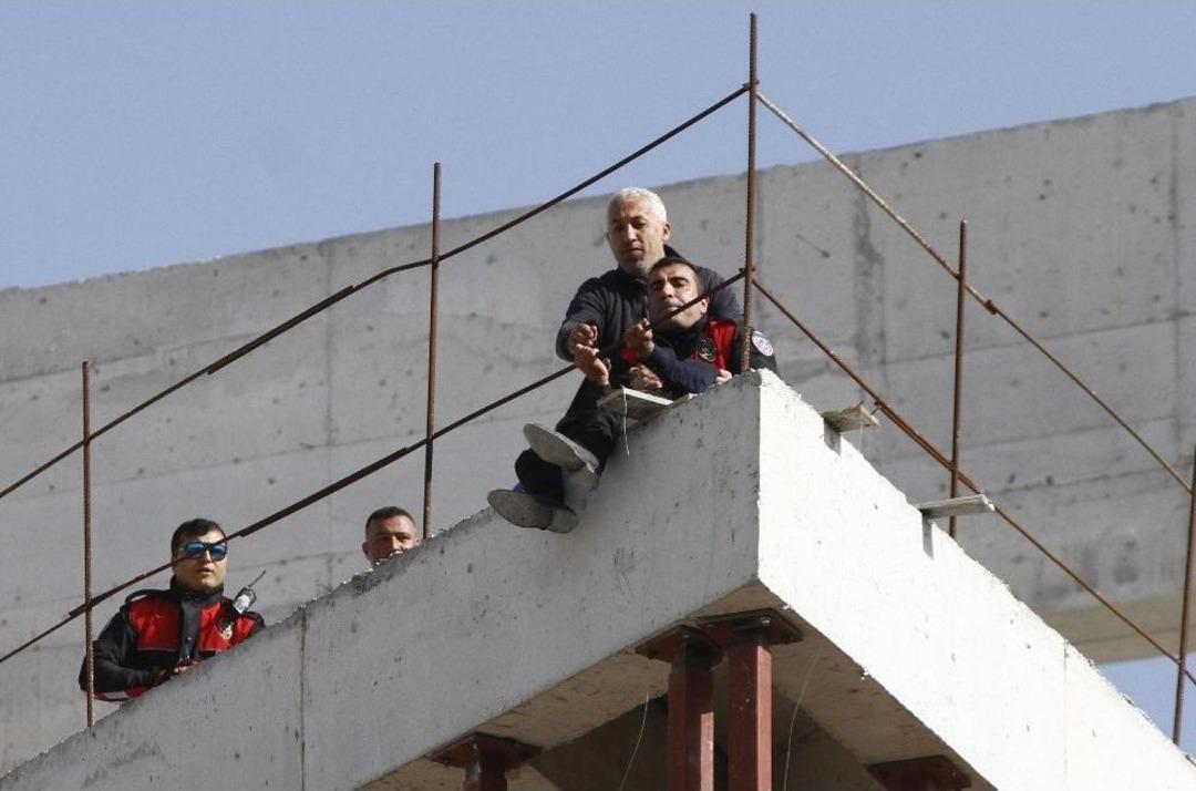 İntihar Girişimini &Ccedil;ocuklarıyla İzleyen Vatandaşlara Taksiciden Tepki: "&ccedil;ocuklarınıza Bunu Neden İzletiyorsunuz?"
