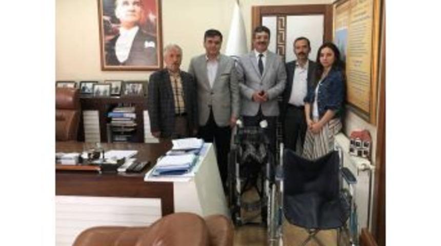 Hilmi Duralioglu Anadolu Lisesi&rsquo;nden Yaşlılar Ev Derneğine Tekerlekli Sandalye