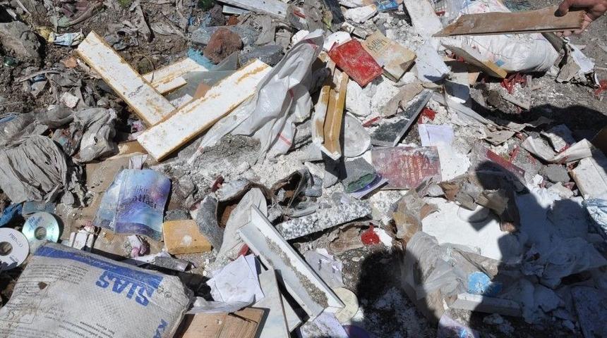 &Ccedil;&ouml;pl&uuml;kte Fet&ouml;&rsquo;n&uuml;n Kitap Ve Cd&rsquo;leri Bulundu