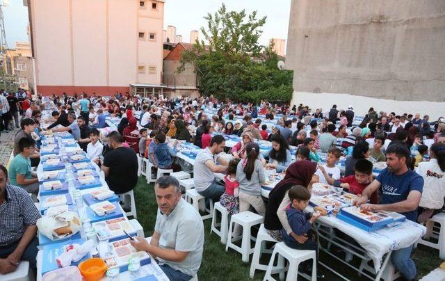 Ramazan’ın Bereketi Küçükçekmece’de İftar Sofralarında