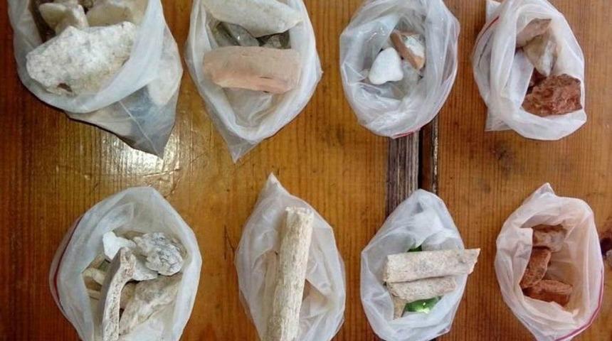 Ş&uuml;pheli Ara&ccedil;ta Tarihi Eser Olabileceği Değerlendirilen &Uuml;r&uuml;nler Ele Ge&ccedil;ti