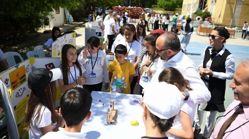 Başkan &Uuml;z&uuml;lmez Bilim Şenliğine Katıldı