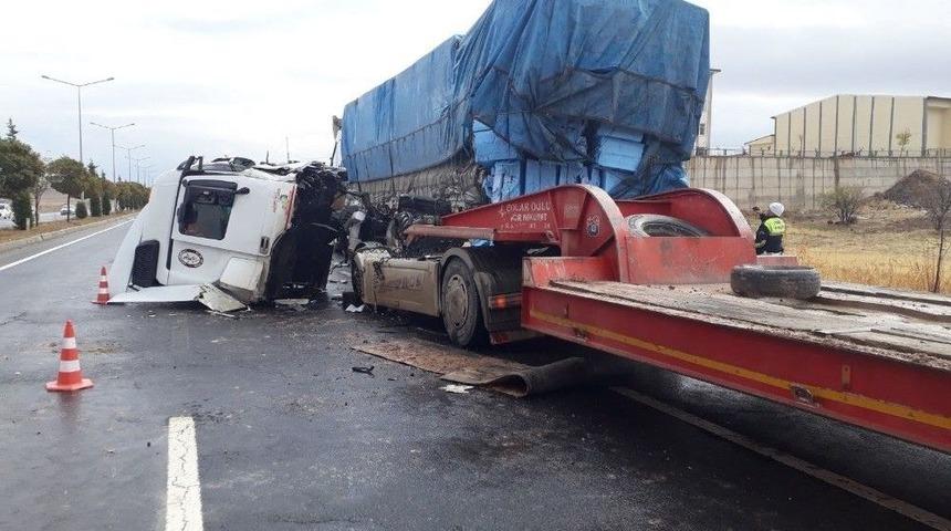 Elazığ&rsquo;da Tırın Kabin Kısmı Devrildi: 1 Yaralı