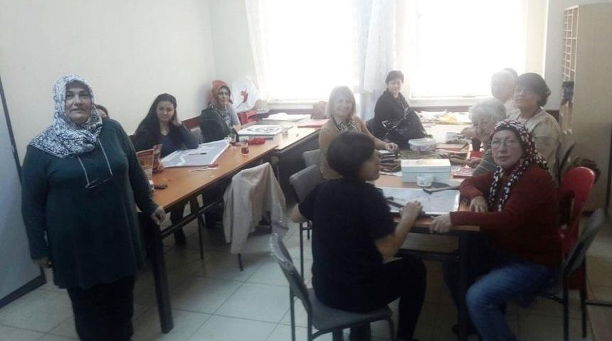 Burhaniyeli Kadınlar Tel Ve &Ccedil;ivilerle Resim Yapmayı &Ouml;ğreniyor