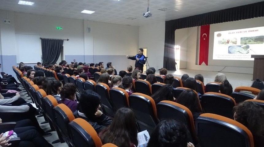 Polis &Ouml;ğrencileri Siber Su&ccedil;lara Karşı Bilgilendirdi