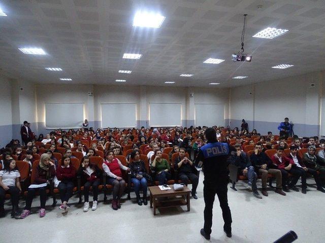 Polis &Ouml;ğrencileri Siber Su&ccedil;lara Karşı Bilgilendirdi 2