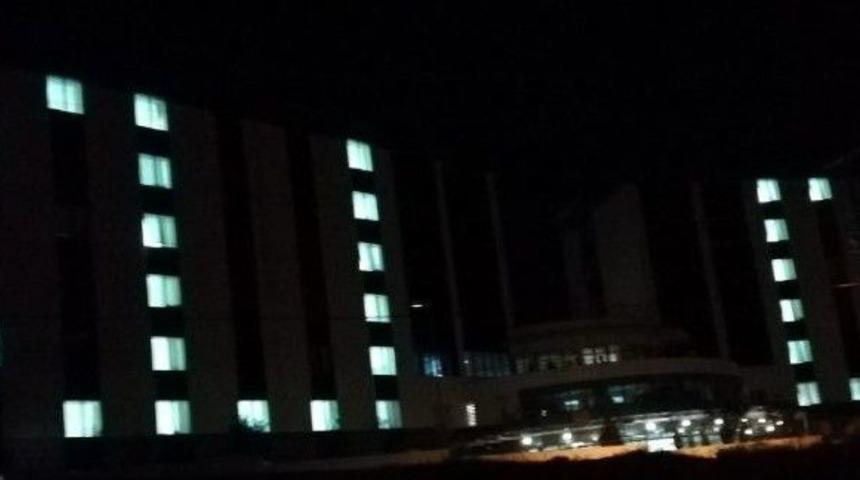 Y&uuml;zlerce &Ouml;ğrenci Kaldıkları Binayı "kud&uuml;s" Yazısıyla Işıklandırdı