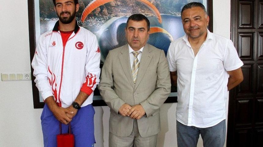 İşitme Engelliler Tenis T&uuml;rkiye Şampiyonu, Kaymakam&rsquo;ı Ziyaret Etti