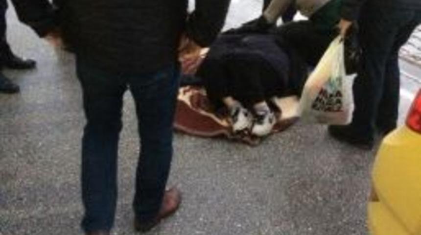 Geri Manevra Yapan Ticari Taksi Kadına &Ccedil;arptı