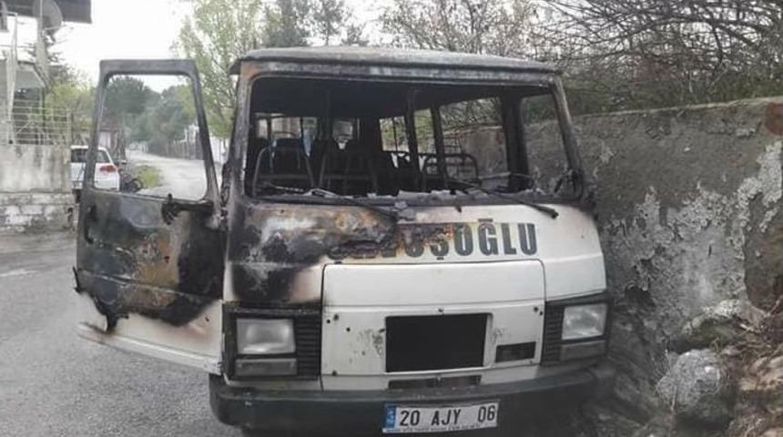 Park Halindeki Minib&uuml;ste &Ccedil;ıkan Yangın Paniğe Neden Oldu