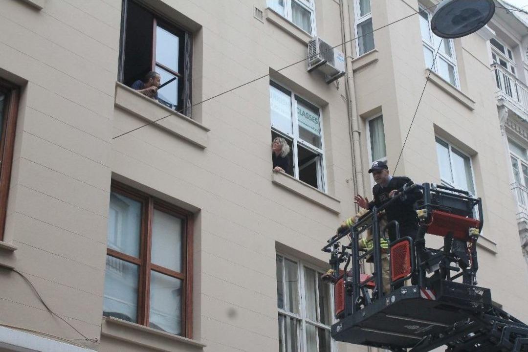 İtfaiye Ekipleri, İntihar Girişiminde Bulunan Şahıs İ&ccedil;in Ağacı Keserek &Ouml;nlem Aldı