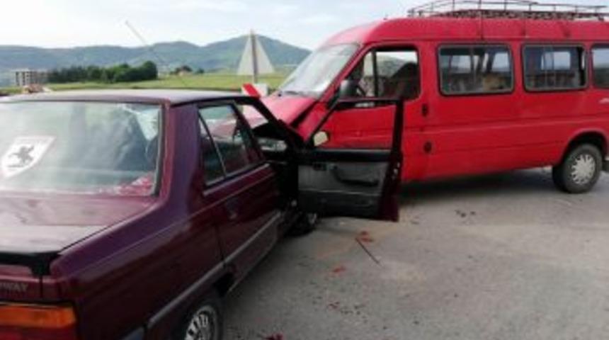 Samsun&rsquo;da Otomobil İle Minib&uuml;s &Ccedil;arpıştı: 1 Yaralı