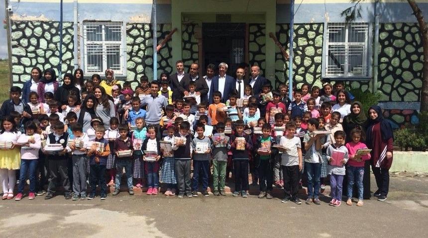 Erdemir Anadolu Sağlık Meslek Lisesinden K&ouml;y Okullarına Kitap