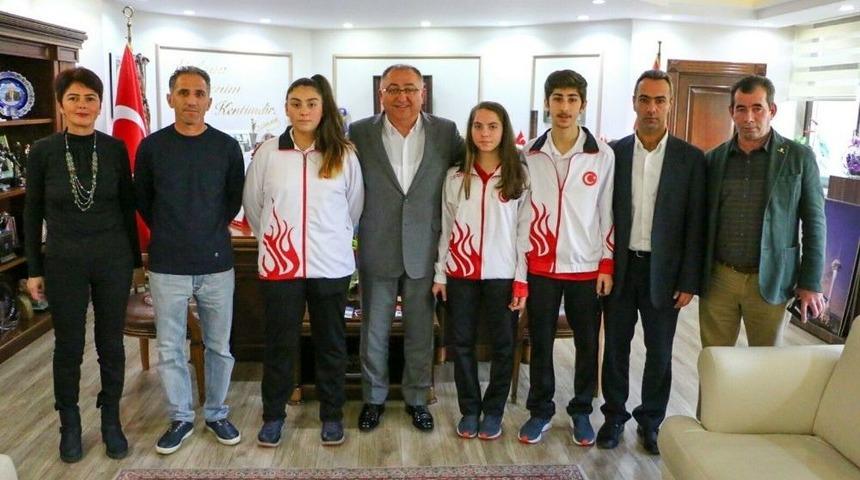 Balkan Şampiyonası&rsquo;ndan Madalya İle D&ouml;nen Sporcular Salman&rsquo;ı Ziyaret Etti