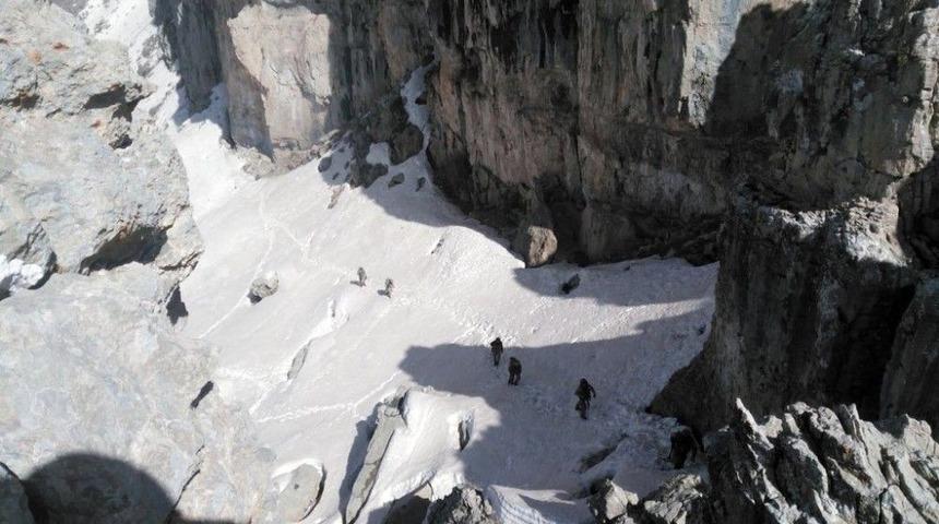 Komandolar Mayın Arama K&ouml;peklerini Sırtlarında Taşıyor