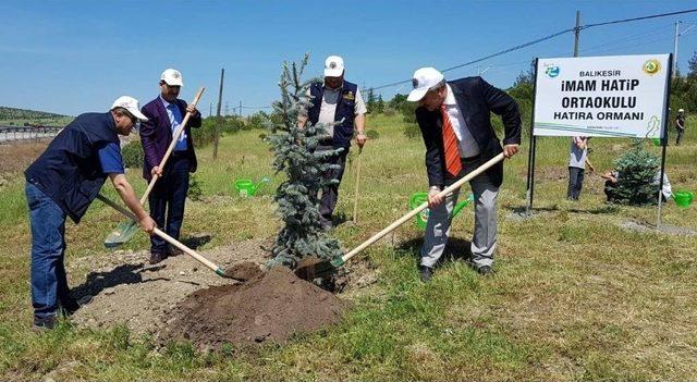 Balıkesir’de İmam Hatipliler Fidan Dikti