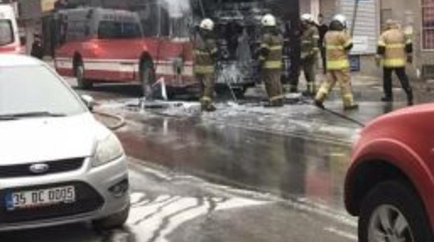 İzmir&rsquo;de Yolcu Otob&uuml;s&uuml; K&uuml;le D&ouml;nd&uuml;