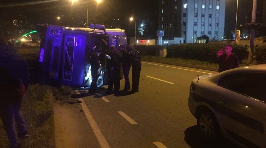 Rize&rsquo;de &Ccedil;ay Y&uuml;kl&uuml; Tır Yola Devrildi