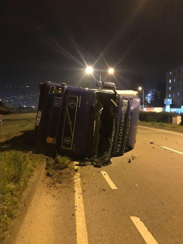 Rize’de Çay Yüklü Tır Yola Devrildi