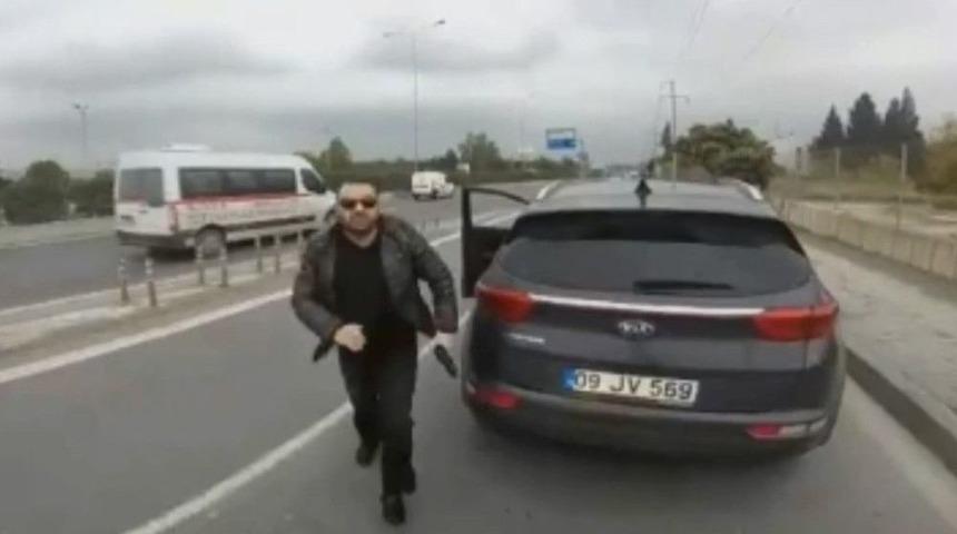 Korna &Ccedil;alan Motosiklet S&uuml;r&uuml;c&uuml;s&uuml;ne Silah &Ccedil;ekti