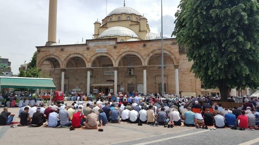 D&uuml;zceliler Ramazanın İlk Cuması Camileri Doldurdu