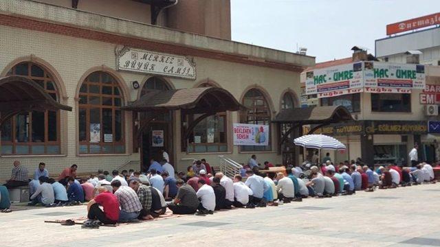 Düzceliler Ramazanın İlk Cuması Camileri Doldurdu