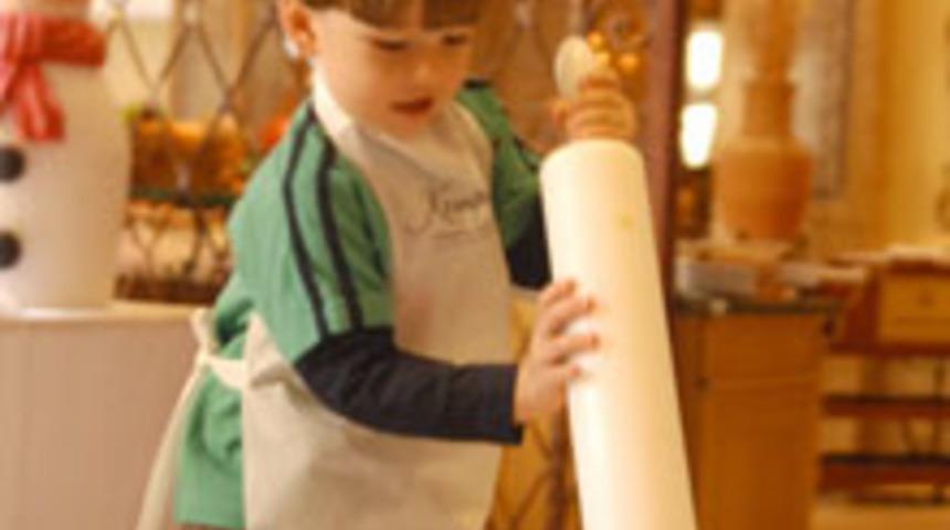 &Ccedil;ocuklar Noel Kurabiyeleri Pişiriyor