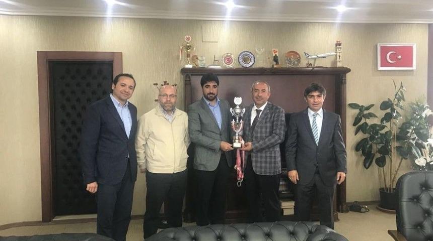 Van Yy&uuml; Masa Tenisi Takımı, Aldıkları Kupayı Rekt&ouml;r Battal&rsquo;a Takdim Etti