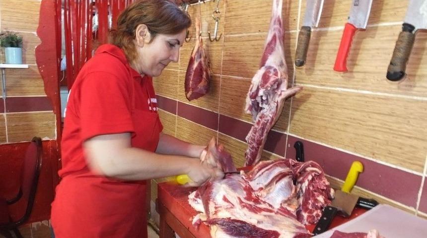 Balıkesir&rsquo;de Kadın Kasap Başarısıyla Takdir Topluyor