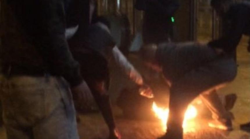 Metrob&uuml;s Durağında 1 Lira İsteyen Genci Ateşe Verdi