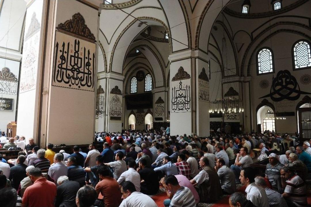 Ramazan&rsquo;ın İlk Cuma Namazında Camiler Doldu Taştı