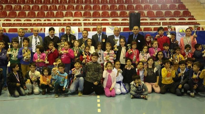 Satran&ccedil; Turnuvasının Şampiyonları Madalyalarını Aldı