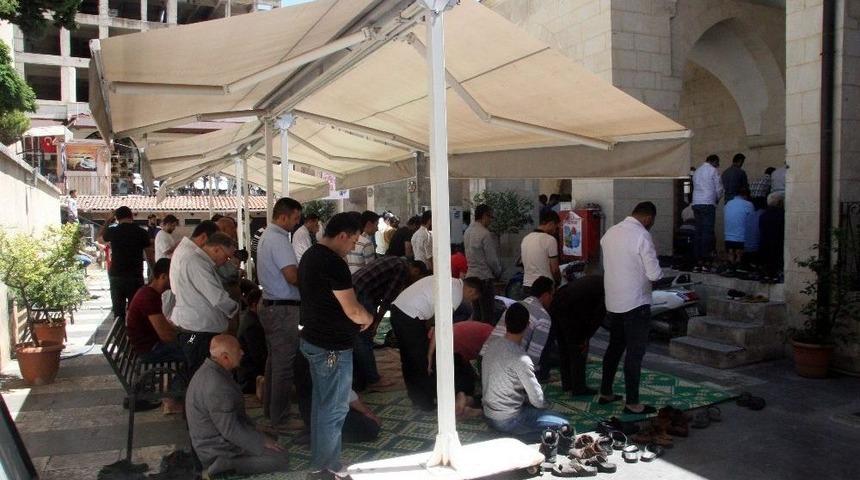 Ramazanın İlk Cuma Namazında Cemaat Camilere Sığmadı