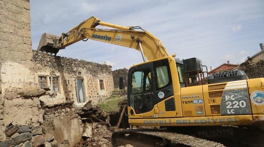 Develi&rsquo;de Metruk Ev Temizliği Devam Ediyor