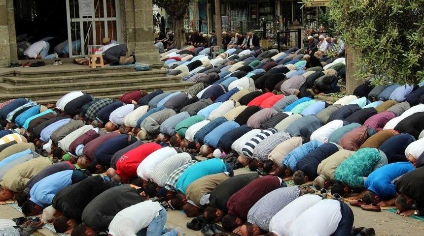 Ramazan&rsquo;ın İlk Cumasında Cami Ve Sokaklar Doldu Taştı