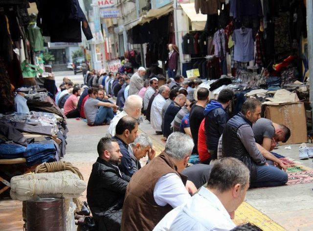 Ramazan’ın İlk Cumasında Cami Ve Sokaklar Doldu Taştı