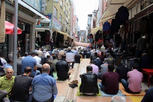 Ramazan’ın İlk Cumasında Cami Ve Sokaklar Doldu Taştı