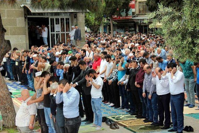 Ramazan’ın İlk Cumasında Cami Ve Sokaklar Doldu Taştı